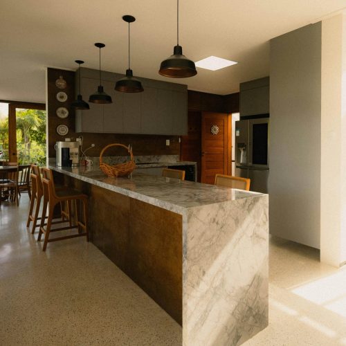 imgi_1_canva-modern-minimalist-kitchen-with-natural-light-MAG8pACBwtU